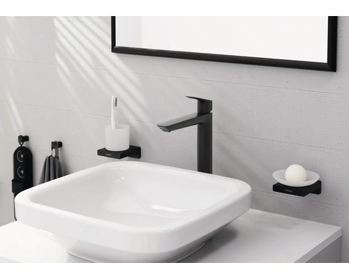 Modernes Badezimmer mit Waschbecken, Armatur, Seifenschale und Zahnputzbecher