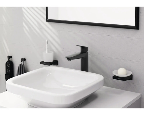 Modernes Badezimmer mit Aufsatzwaschbecken, Armatur, Seifenspender und Zahnputzbecher