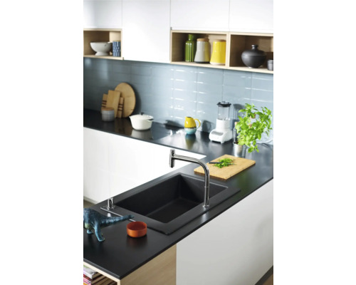 Moderne Küche mit dunkler Arbeitsplatte, Spüle und Armatur
