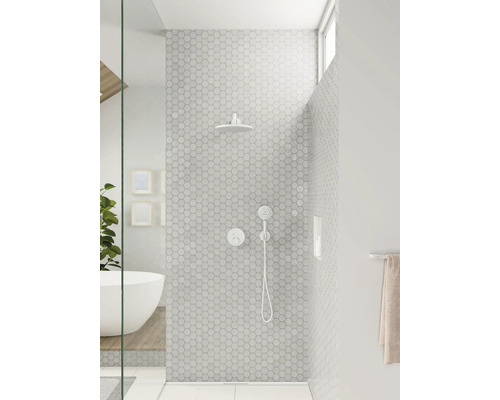 Hell gefliestes Duschbad mit Kopfbrause, Handbrause und Armatur