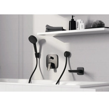 Badewannenarmatur-Set mit Handbrause an einer weißen Wand über einer Badewanne, im Hintergrund ein Regal mit Badutensilien