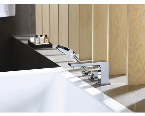 Modernes Badezimmer mit freistehender Badewanne und verchromter Armatur mit Handbrause