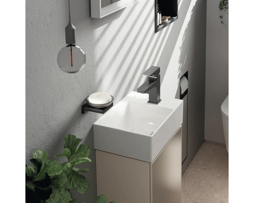Modernes Badezimmer mit Waschbecken, Armatur und Seifenschale