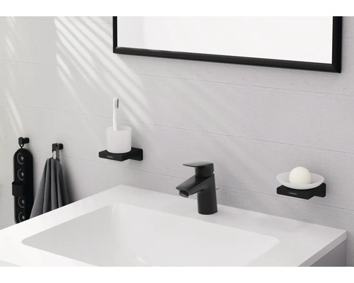 Modernes Badezimmer mit Waschbecken, Armatur und Badaccessoires an der Wand