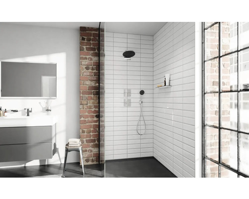 Modernes Badezimmer mit Dusche, Waschbecken und Spiegel