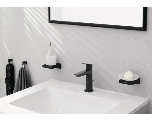 Badezimmer mit Waschbecken, Armatur, Spiegel und Badaccessoires