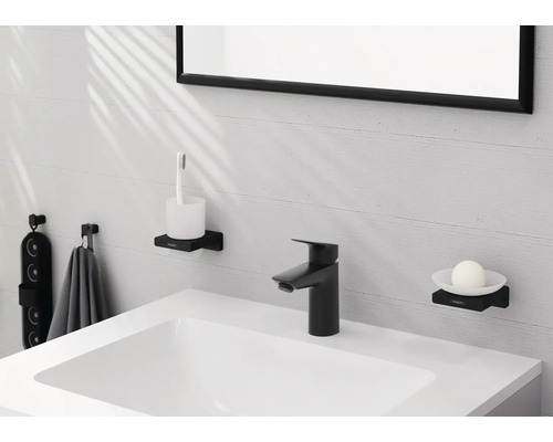 Badezimmer Waschbecken mit Armatur, Seifenschale, Zahnputzbecher und Handtuchhalter