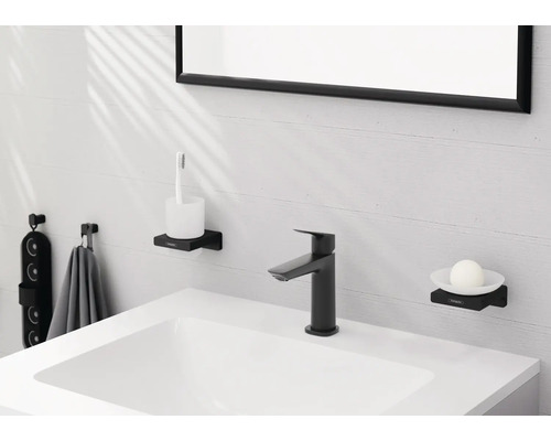 Badezimmer Waschbecken mit Armatur, Spiegel und Accessoires