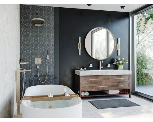 Badezimmer mit Badewanne, Waschtisch und Spiegel