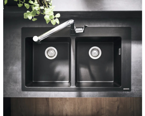 Doppelspüle aus Granit mit Armatur und zwei Becken