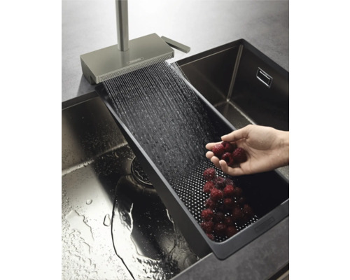 Küchenspüle mit Abtropfsieb und Wasserhahn zur Reinigung von Himbeeren