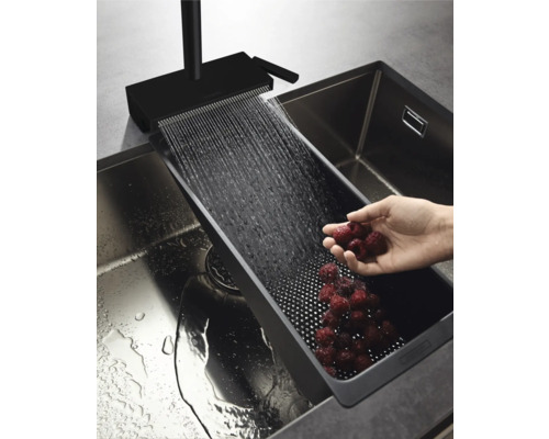 Küchenspüle mit Wasserhahn, Abtropfschale und Himbeeren