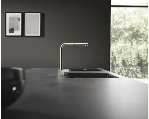 Küchenszene mit Spüle, Armatur und Kochfeld in einem modernen Design.