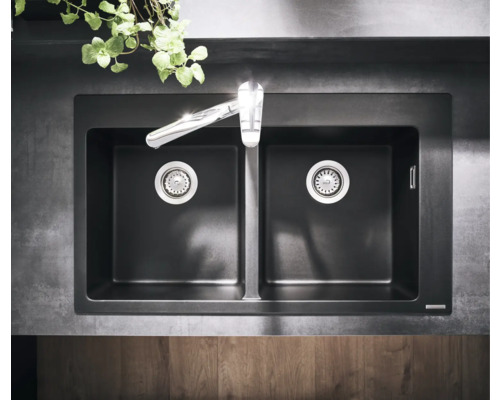 Doppelspülbecken mit Armatur in einer modernen Küche