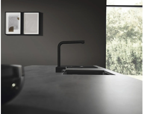 Küchenspüle mit Armatur auf einer Arbeitsplatte