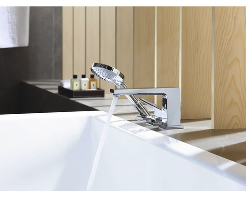 Wannenarmatur mit Handbrause an einer Badewanne