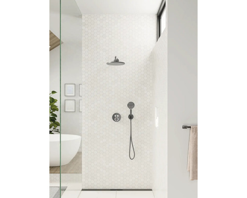 Begehbare Dusche mit Kopfbrause, Handbrause und Thermostatarmatur in modernem Badezimmer