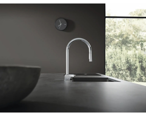 Küchenszene mit Spültischarmatur und Spüle