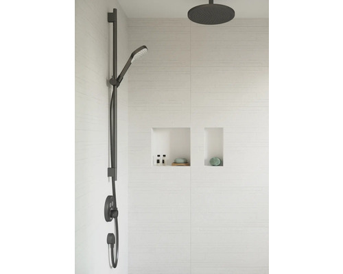 Duschsystem mit Handbrause und Kopfbrause in modernem Badezimmer