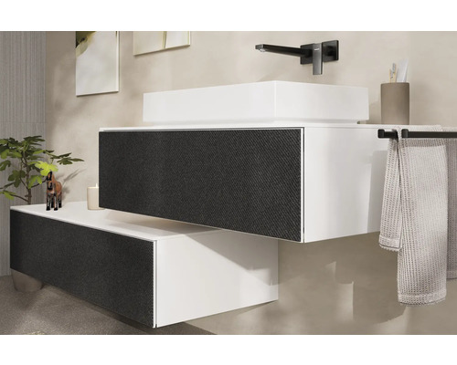 Modernes Badezimmer mit weißem Waschtisch und Unterschrank mit dunklen Fronten