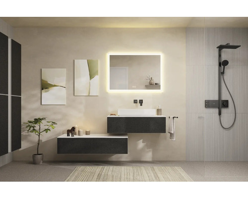 Modernes Badezimmer mit Waschtisch, Spiegel mit Beleuchtung und Dusche