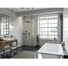 Helles Badezimmer mit Dusche, Waschbecken und Badewanne in modernem Design
