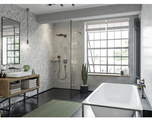 Badezimmer mit Waschbecken, Dusche, Badewanne und großem Fenster für ein helles Ambiente.