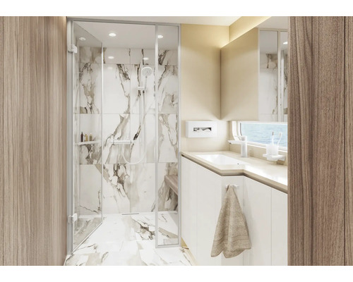 Helles Badezimmer mit Dusche, Waschbecken und Marmorfliesen