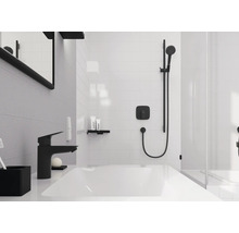 Badezimmer mit Badewanne, Duscharmatur, Waschbecken und Spiegel in einem modernen Design.