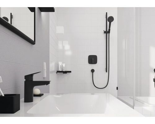 Badezimmer mit Badewanne, Duscharmatur, Waschbecken und Spiegel in einem modernen Design.