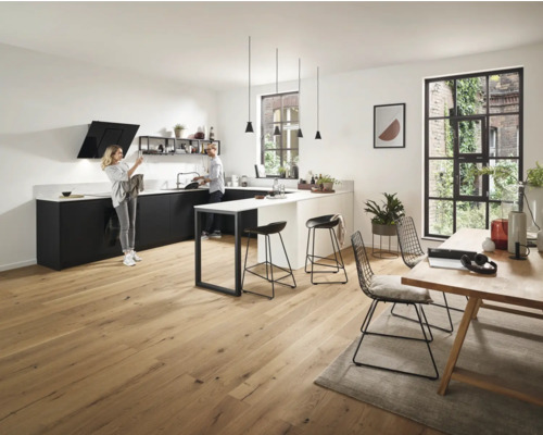 Helle, moderne Küche mit Küchenzeile, Kochinsel, Barhockern, Esstisch und Stühlen