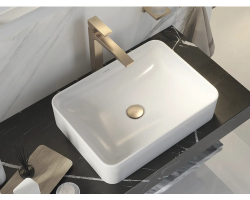 Aufbauwaschbecken im Badezimmer mit Armatur