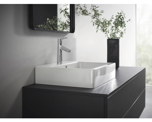 Modernes Badezimmerensemble mit Aufsatzwaschbecken, Armatur, Spiegel und Unterschrank