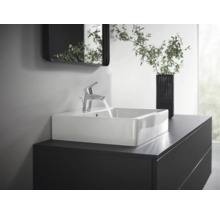 Modernes Badezimmer mit Waschbecken, Armatur und Spiegel