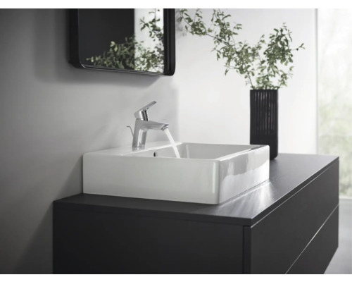 Modernes Badezimmer mit Waschbecken, Armatur und Spiegel