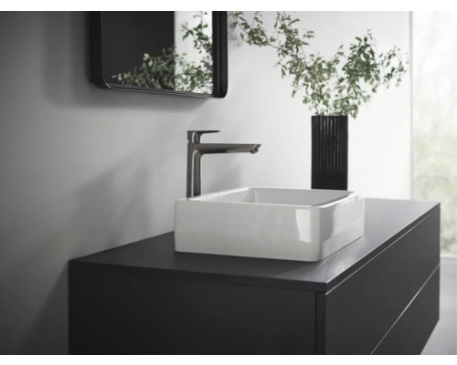 Modernes Badezimmer mit Aufsatzwaschbecken, Armatur, Spiegel und Unterschrank