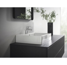 Badezimmer mit Aufsatzwaschbecken, Armatur, Unterschrank und Spiegel