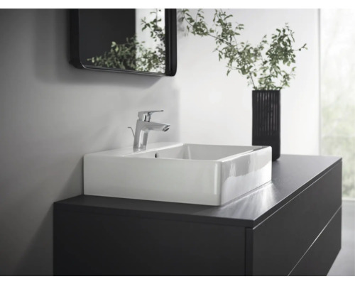 Modernes Badezimmer mit Waschbecken, Armatur, Spiegel und Unterschrank