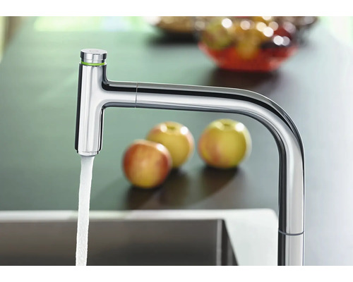 Küchenarmatur mit fließendem Wasser und Äpfeln