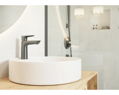 Badezimmer mit Aufsatzwaschbecken und Armatur