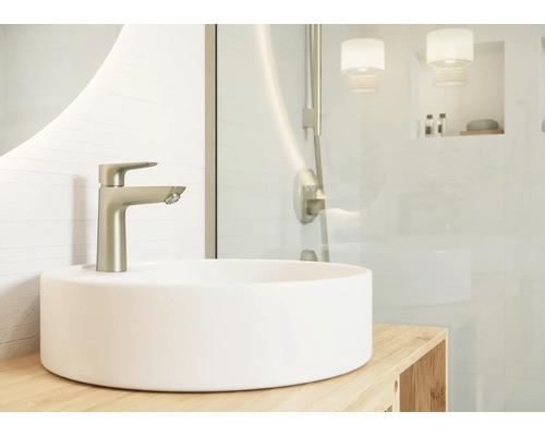 Modernes Badezimmer mit Aufsatzwaschbecken und Armatur