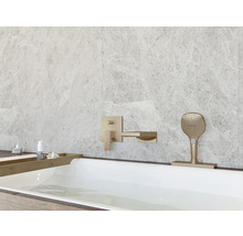 Badezimmer mit Badewanne, Armatur und Brausekopf