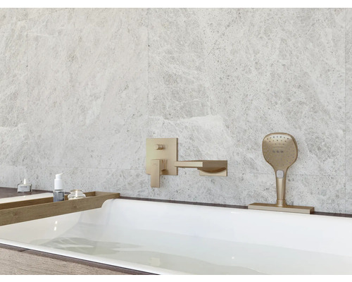 Badezimmer mit Badewanne, Armatur und Brausekopf