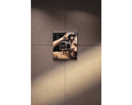 Unterputz-Thermostatbatterie im Badezimmer mit lächelndem Mann unter der Dusche