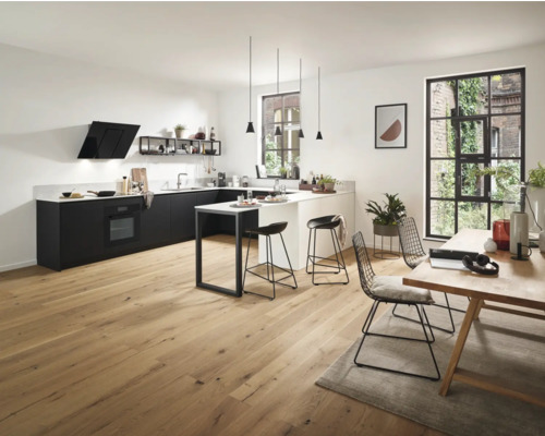 Helle, moderne Küche mit dunklen Unterschränken, Kochinsel und Holzboden.