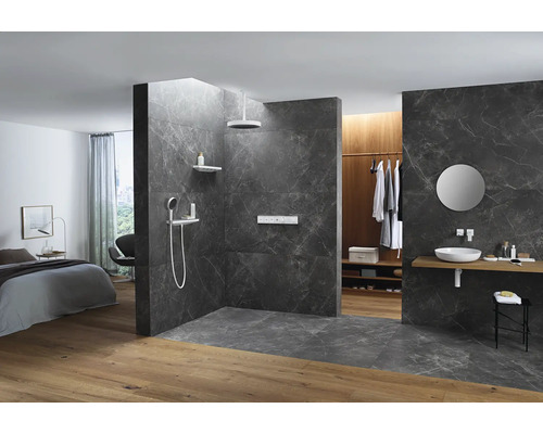 Modernes Badezimmer mit Dusche, Waschtisch und begehbarem Kleiderschrank