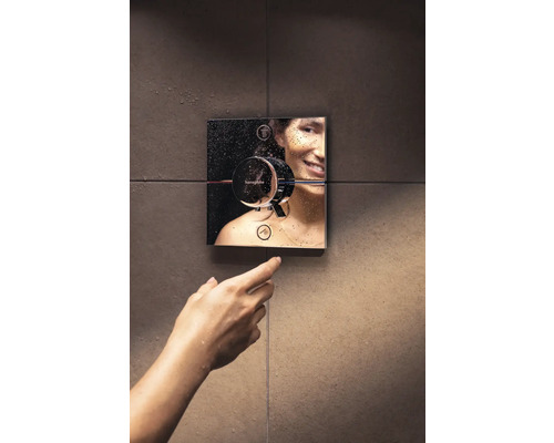 Frau bedient Duscharmatur von Hansgrohe an der Wand