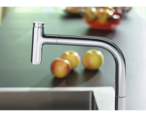 Küchenarmatur aus Metall neben Äpfeln
