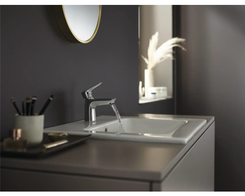 Waschtisch mit Armatur und Wasserfluss in modernem Badezimmer