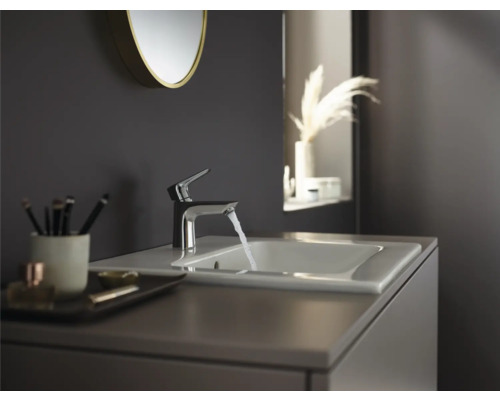 Modernes Badezimmer mit Waschtisch, Armatur und Spiegel